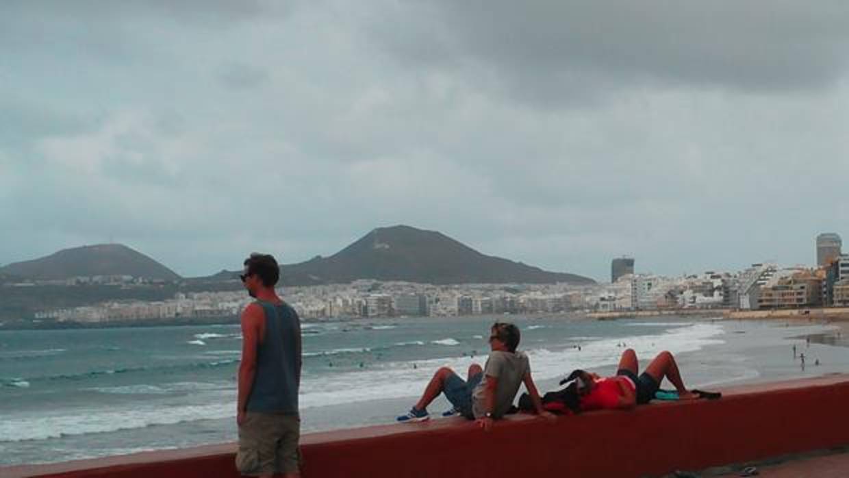 Gente viendo una competición de surf este fin de semana en la Playa de Las Canteras, Gran Canaria