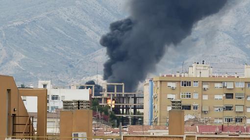 Imagen de la columna de humo desde Alicante