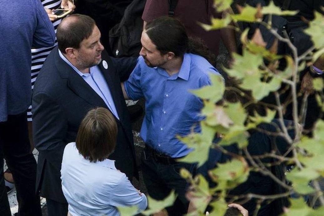 Iglesias y Junqueras conversan en la marcha antiterrorista en Barcelona