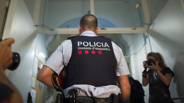 Cuatro heridos por balines ante un colegio de Barcelona