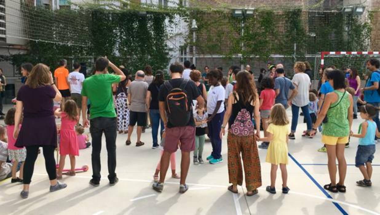 Un grupo de padres junto a sus hijos, esta mañana en el colegio L'Univers, de Barcelona