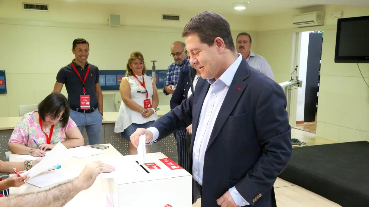 García-Page, este sábado, deposita su voto en la sede del PSOE en Toledo