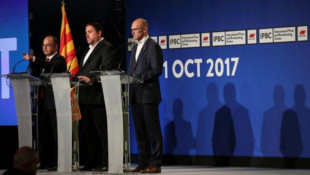 La Generalitat mercantiliza sus ruedas de prensa sobre el referéndum ilegal