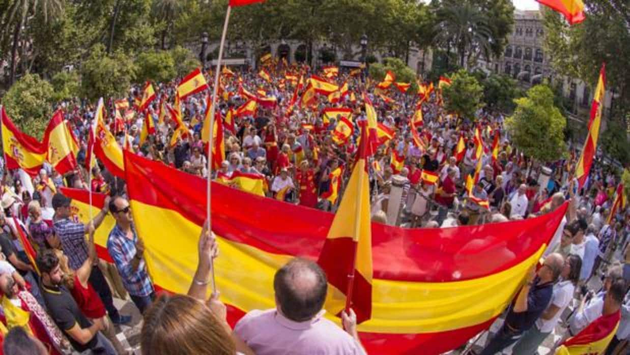 Miles de personas han salido hoy a la calle en Sevilla con banderas españolas en demanda de la unidad de la nación y contra el referéndum catalán