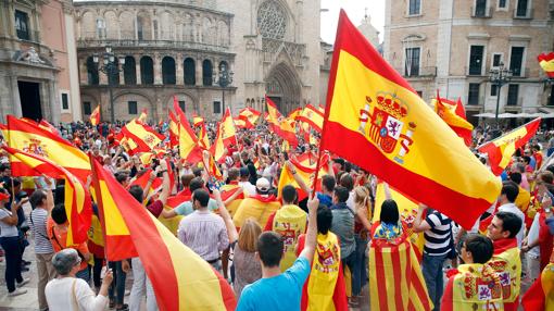«Nos engañan, Cataluña es España»: Valencia se llena de banderas españolas para defender la unidad