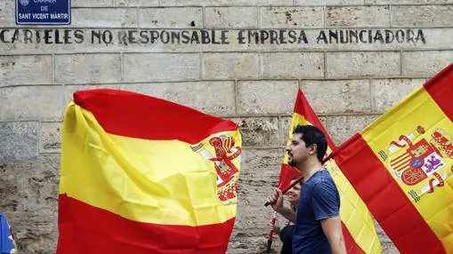 «Nos engañan, Cataluña es España»: Valencia se llena de banderas españolas para defender la unidad