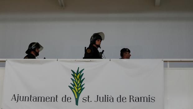 La Guardia Civil blinda el centro donde pretendía votar Puigdemont