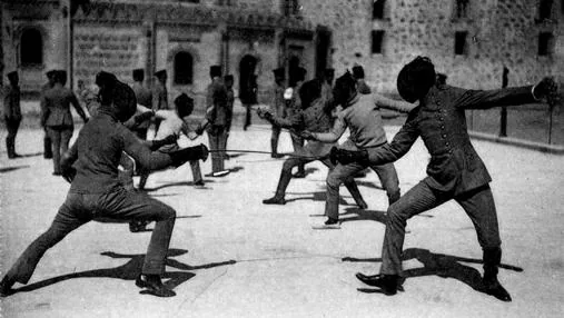 Alumnos de la Academia de Infantería de Toledo practicando esgrima (Foto Colección Luis Alba, Archivo Municipal de Toledo).