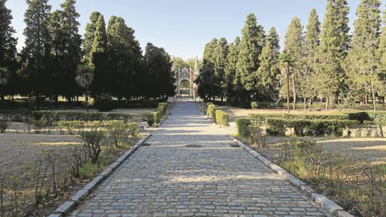 Acceso al camposanto de La Almundena por la Avenida de Daroca