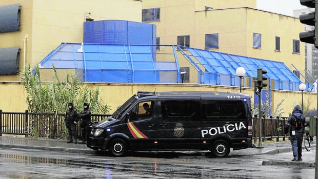 Medio centenar de argelinos se fugan del CIE de Aluche tras agredir a varios policías