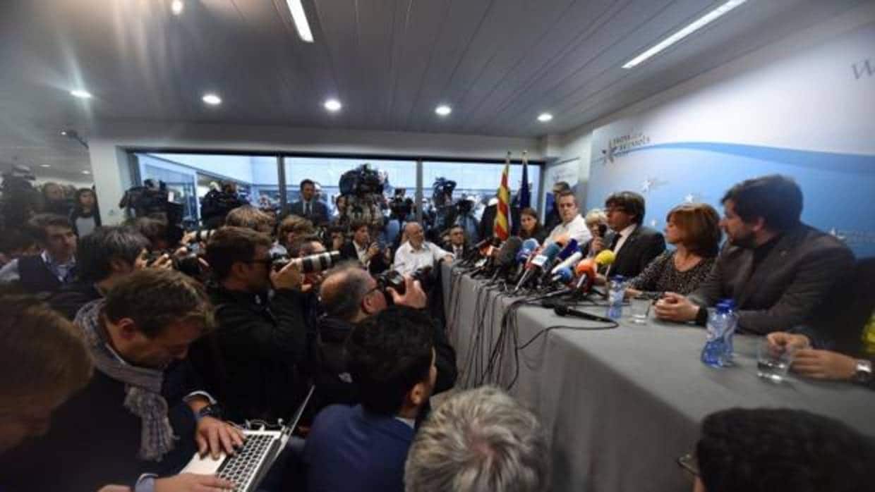 Puigdemont y el resto de consejeros cesados, durante la rueda de prensa de ayer