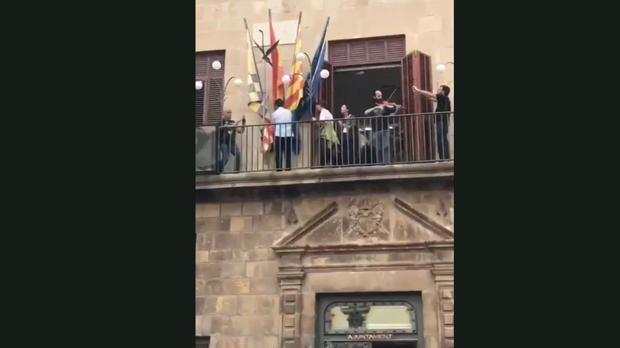 Un espontáneo arranca la bandera de España del Ayuntamiento de Tárrega (Lérida)