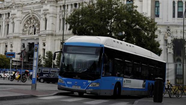 Carmena montará un estudio de radio en un bus de la EMT caducado y diésel