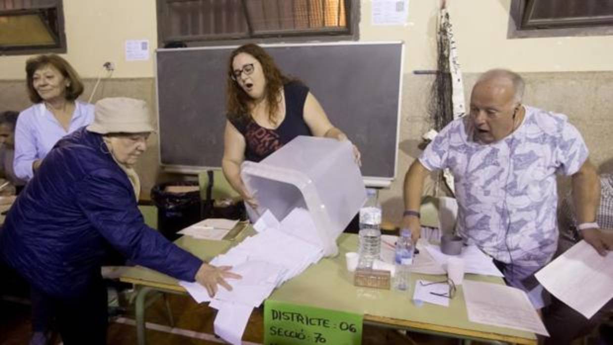 El Centro Cívico de la Sedeta, en Barcelona, empieza el recuento de papeletas a la finalización de la jornada de referéndum del 1 de octubre convocado por el Govern y suspendido por el Tribunal Constitucional