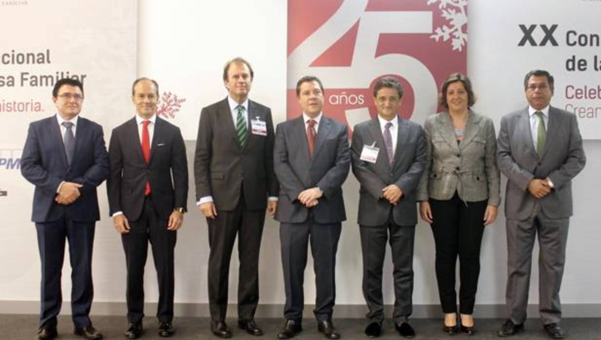 García-Page, en el centro, durante la inauguración del congreso de Empresa Familiar