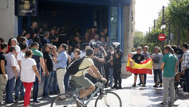 Cientos de personas expresan su apoyo a la Policía frente a las comisarías de Valencia