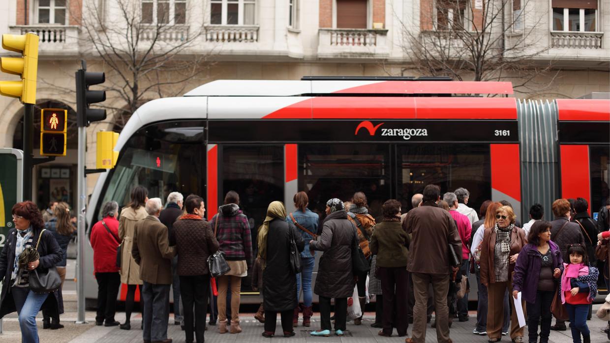 El tranvía de Zaragoza, controvertido por sus ruinosas cuentas