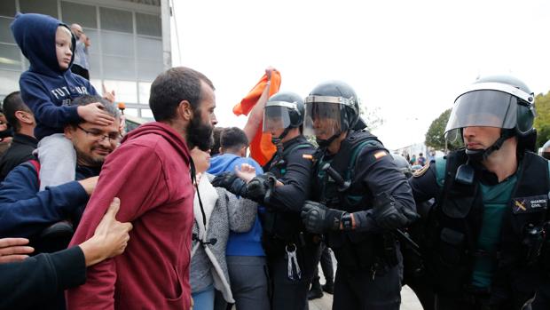 Un guardia civil: «Los agentes están sufriendo acoso al más puro estilo batasuno»