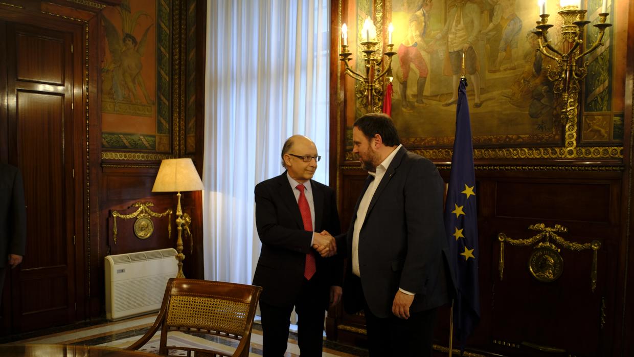 El ministro de Hacienda, Cristóbal Montoro, junto al vicepresidente de la Generalitat, Oriol Junqueras