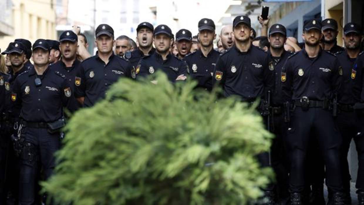 Policías nacionales salen a la calle en su hotel de Pineda de Mar en medio del acoso de radicales