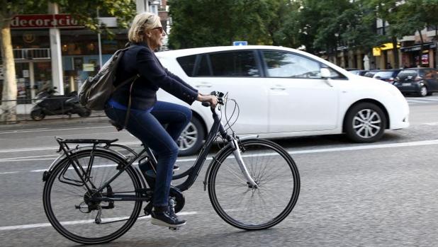 La alcaldesa de Madrid, Manuela Carmena, conduce una bicicleta en mayo de 2015