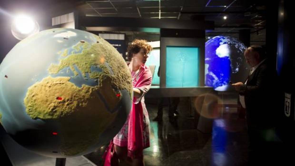 Un gran globo terráqueo recibe a los visitantes del Planetario