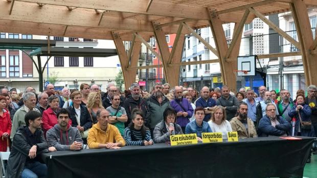 Piden la libertad de dos presos de ETA en un colegio público de Guipúzcoa