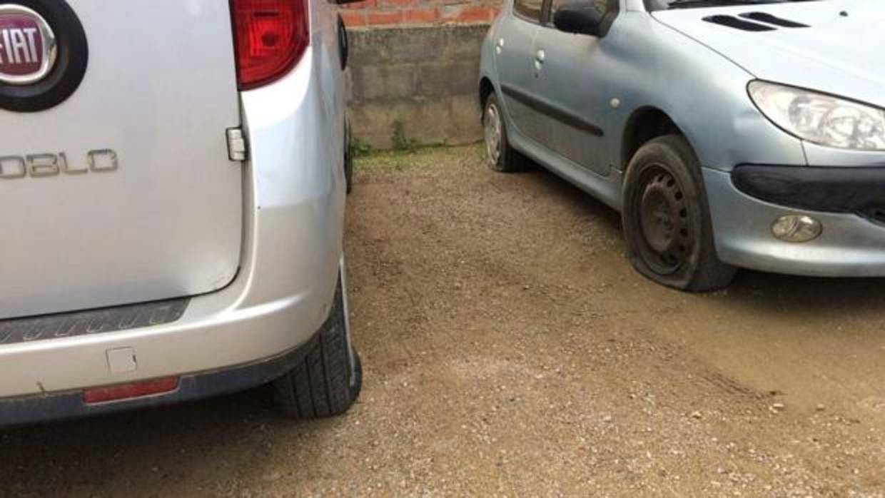 Coches con ruedas pinchadas en Verges