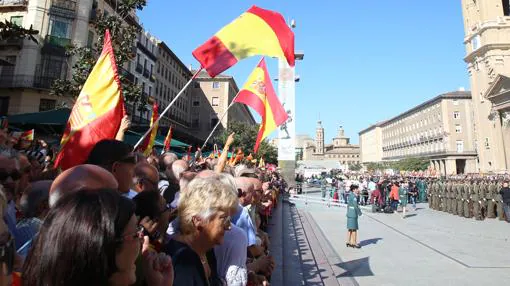 Los asistentes portaron abundantes banderas de España y lanzaron gritos de apoyo a la Guardia Civil