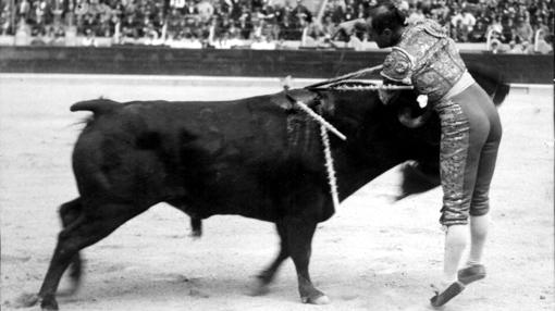 Nicanor Villalta en una de sus magníficas estocadas, en 1930, en la corrida inaugural de la temporada taurina de la Plaza de toros de Zaragoza