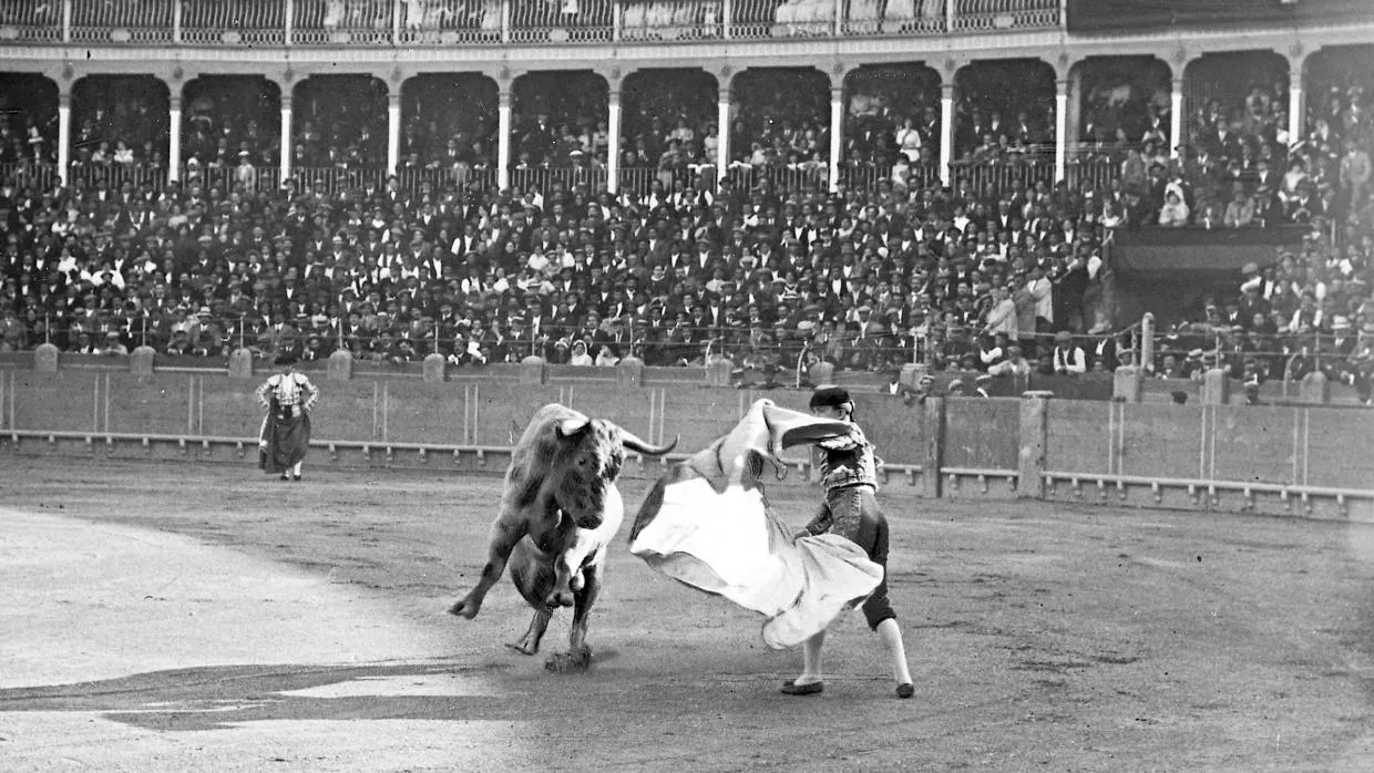 Instantánea de la corrida de toros el 12 de octubre de 1913, en el zaragozano coso de La Misericordia
