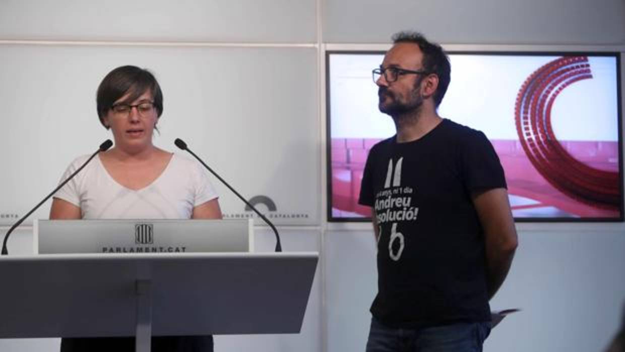 Los diputados de la CUP, Mireia Boya y Benet Salellas, ayer durante la rueda de prensa