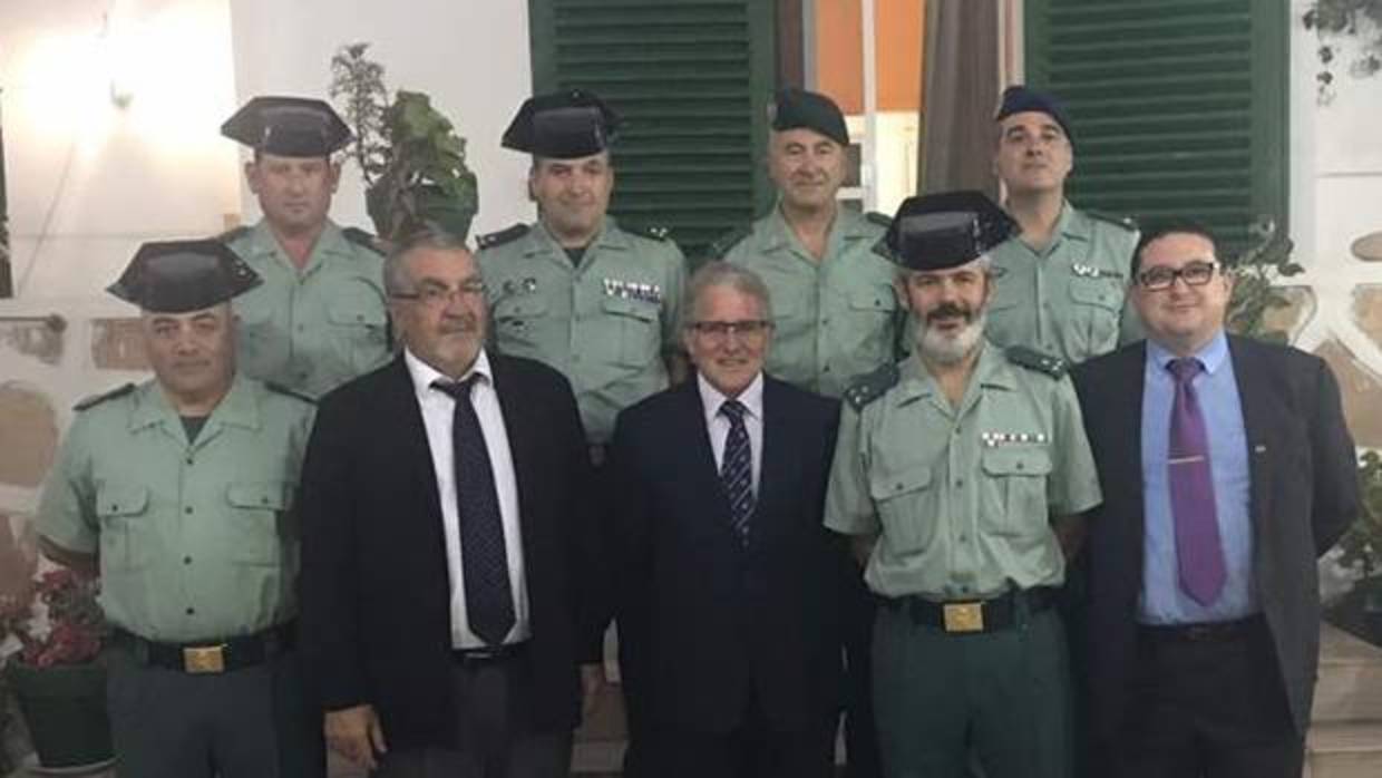 El embajador de España en Mauritania con agentes de la Guardia Civil en Nouadhibou
