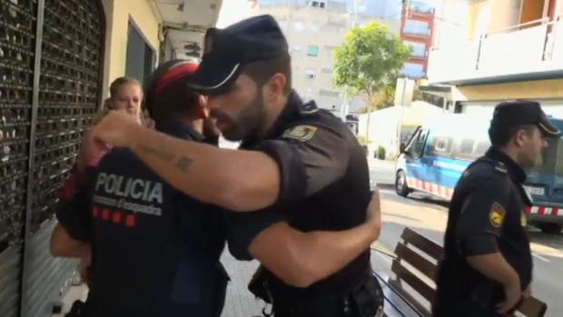 El vídeo conciliador que muestra a los Mossos d'Esquadra abrazando a la Policía Nacional