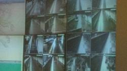 Varias cámaras de televisión recogen escenas en distintos andenes