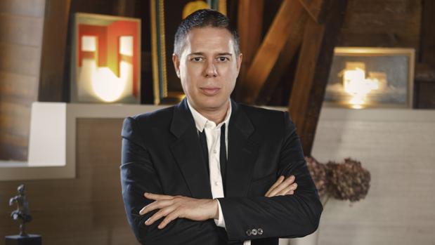 Haníbal Laguna «viste» el pabellón de la Comunidad Valenciana para la salida de la Volvo