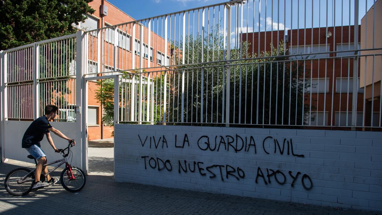 Instituto El Palau de Sant Andreu de la Barca (Barcelona), cuyos alumnos se movilizaron para apotar a los hijos de guardias civiles acosados