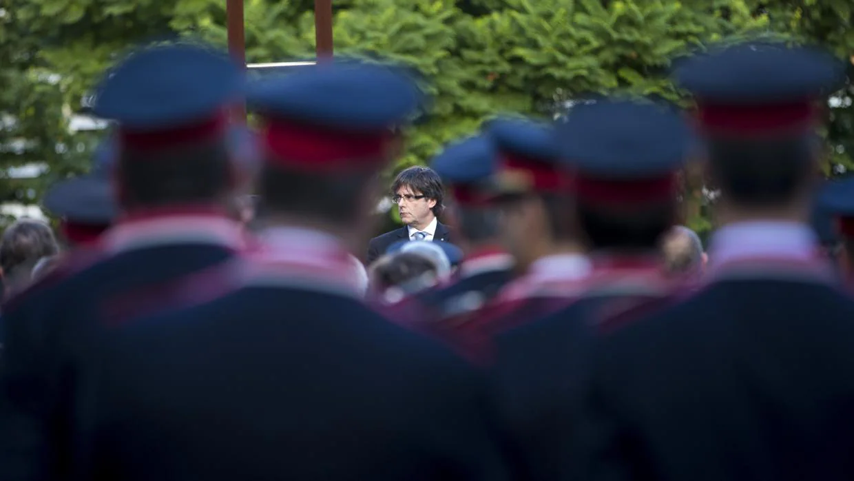 Puigdemont, rodeado de mossos d'esquadra durante un acto oficial