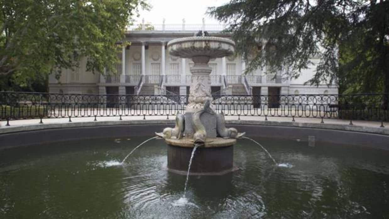 El Palacio del Capricho, tras una fuente en el parque homónimo