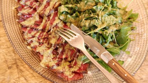 Tataki de buey, praliné de piñones y brotes tiernos