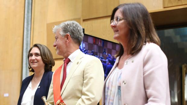 Polémica entrega de medallas en Zaragoza a Colau y a la alcaldesa independentista de Cambrils