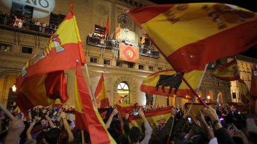 Numerosas banderas de España en la Plaza del Pilar, durante el pregón festivo