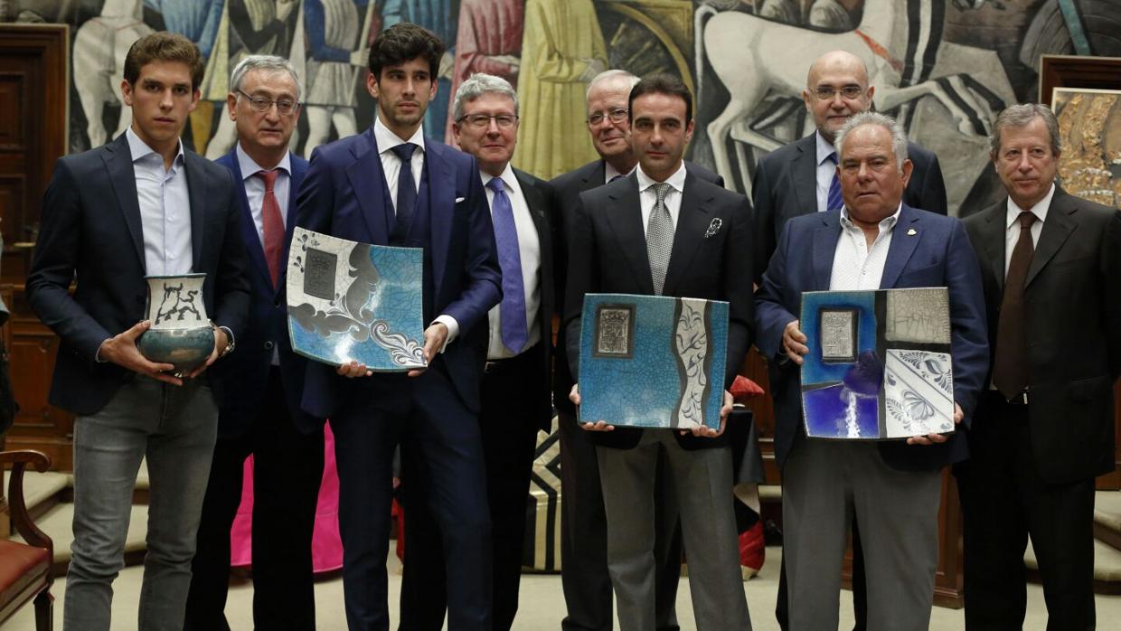 Los diestros Ginés Marín, López Simón, Enrique Ponce y el ganadero José Marcuello, con miembros de la AITA y el vicepresidente de la DPZ Martín Llanas