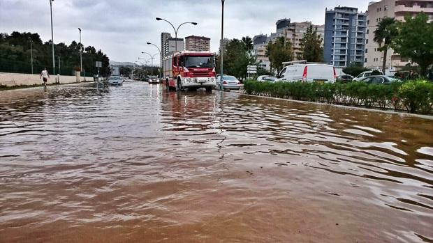 Lluvias de 40 litros por metro cuadrado inundan calles de Calpe y Benidorm y dejan personas atrapadas