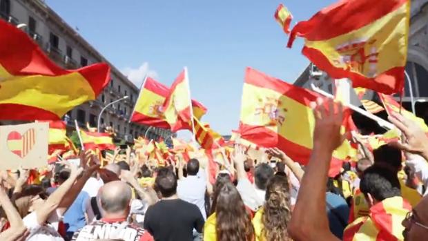 Vídeo: Los manifestantes por la unidad corean el himno de España y gritan «viva España, Cataluña y Europa»