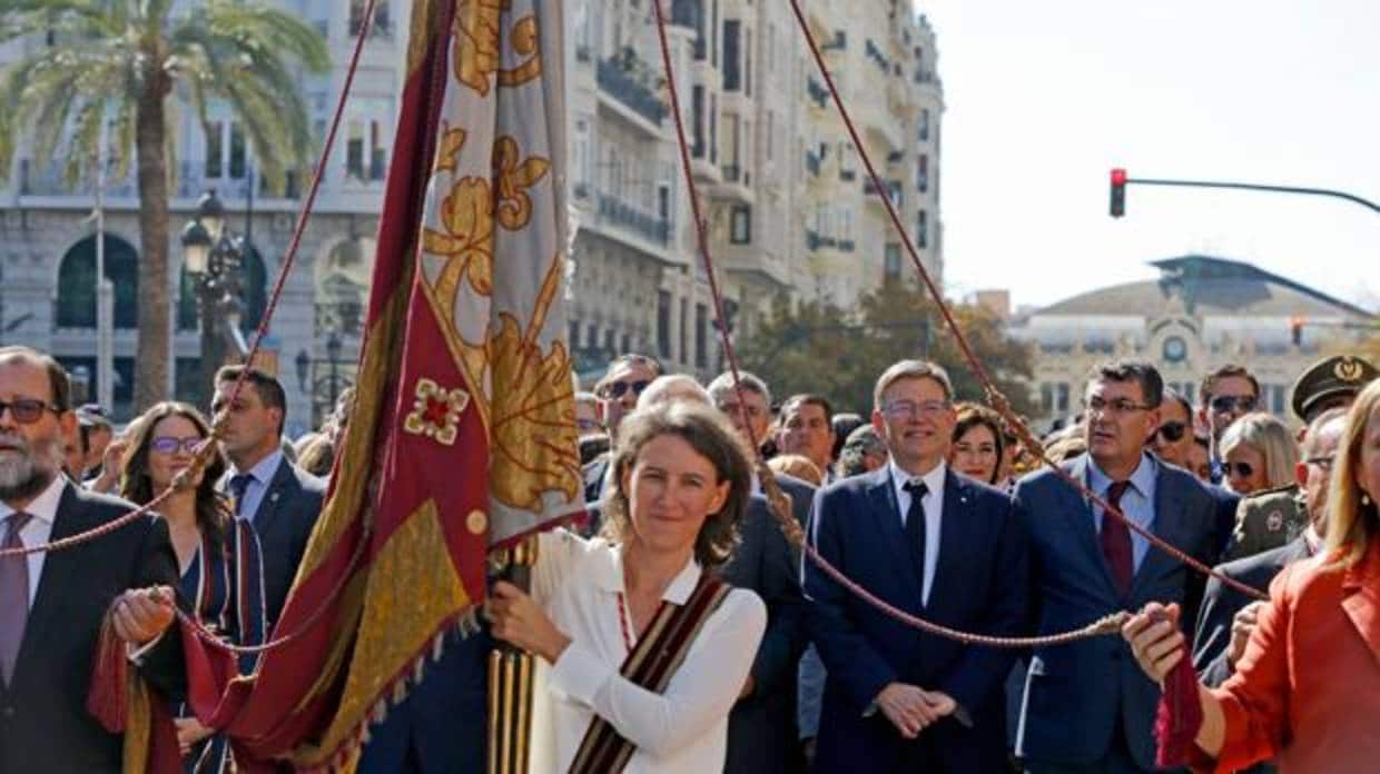 La Real Senyera, portada por la concejal de València en comú María Oliver