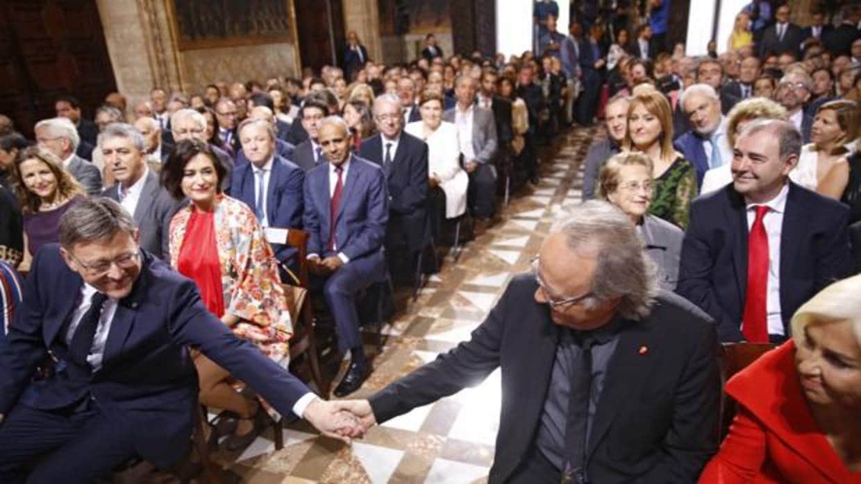 Puig saluda a Serrat en el acto celebrado este lunes en el Palau de la Generalitat