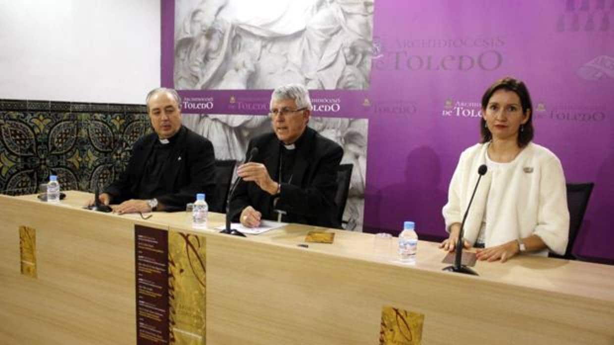 El arzobispo, secundado por César García Magán y Pilar Gordillo