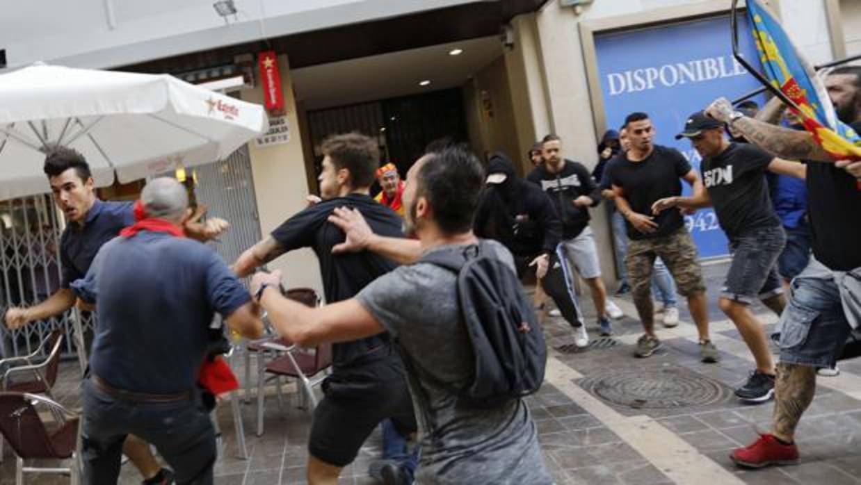 Imagen del grupo ultra que agredió a manifestantes independentistas en Valencia el 9 de octubre