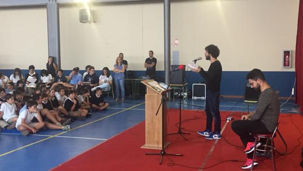 Jóvenes estudiantes enganchados por la poesía